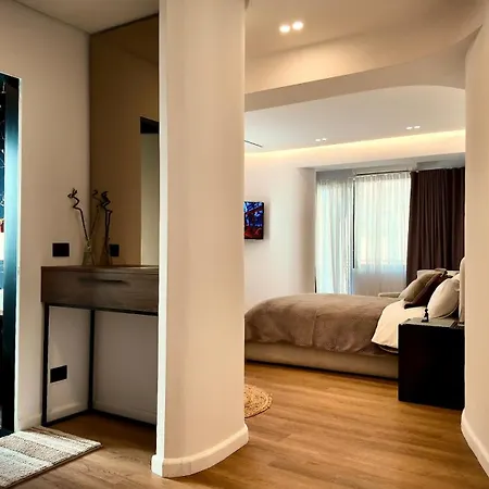 アパート Fivenco - Private W King Bed Modern ティラナ