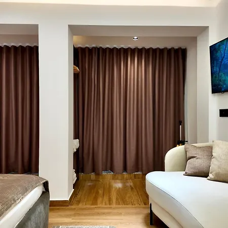 Fivenco - Private W King Bed Modern ティラナ