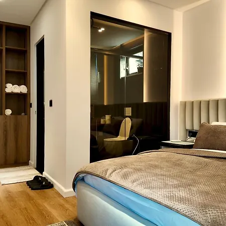 Fivenco - Private W King Bed Modern Apartment
