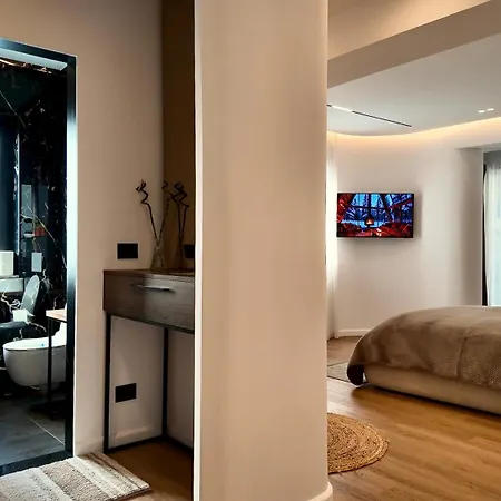 Fivenco - Private W King Bed Modern Apartment