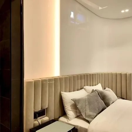 Fivenco - Private W King Bed Modern * ティラナ