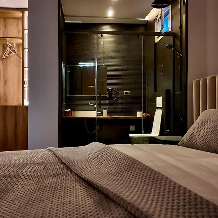 Fivenco - Private W King Bed Modern ティラナ