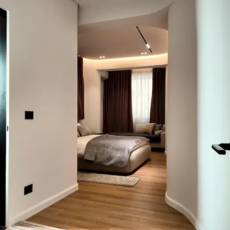 Fivenco - Private W King Bed Modern * ティラナ