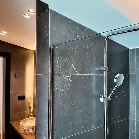 Fivenco - Private W King Bed Modern Apartment