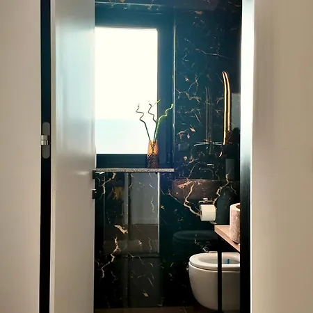 Fivenco - Private W King Bed Modern ティラナ