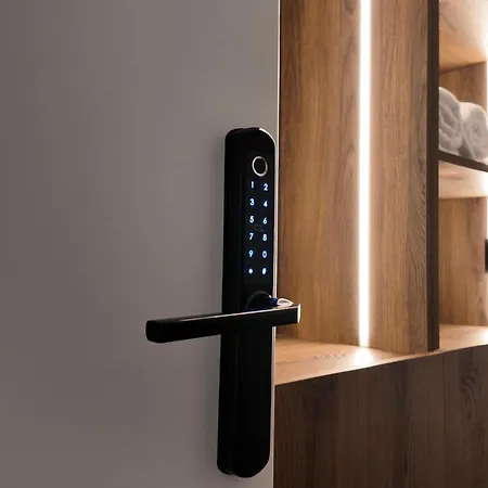 Fivenco - Private W King Bed Modern