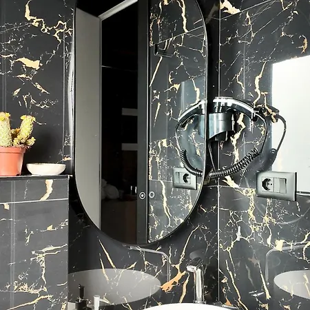 Fivenco - Private W King Bed Modern Apartment *