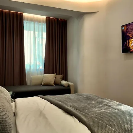 Fivenco - Private W King Bed Modern Apartment