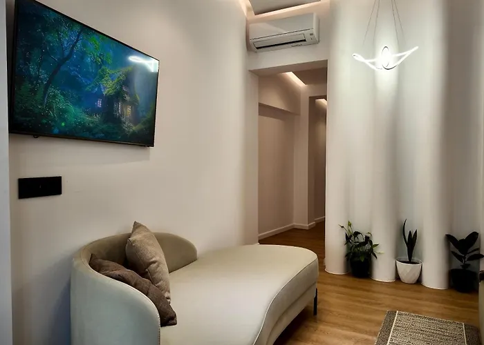 Fivenco - Private W King Bed Modern *