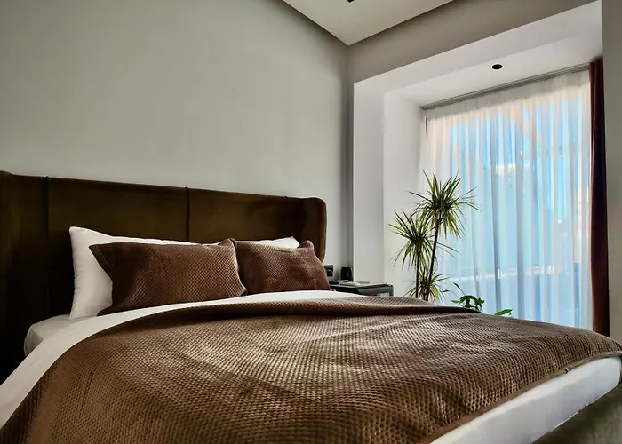 Fivenco - Private W King Bed Modern *