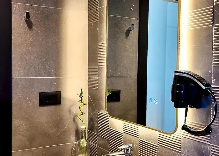 Fivenco - Private W King Bed Modern *