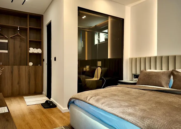 Fivenco - Private W King Bed Modern Appartement