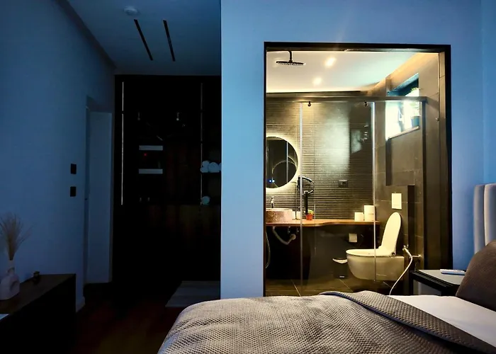 Fivenco - Private W King Bed Modern *