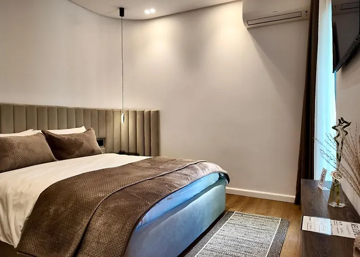 Fivenco - Private W King Bed Modern