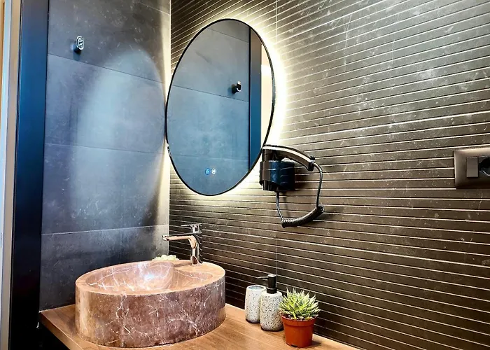 Fivenco - Private W King Bed Modern