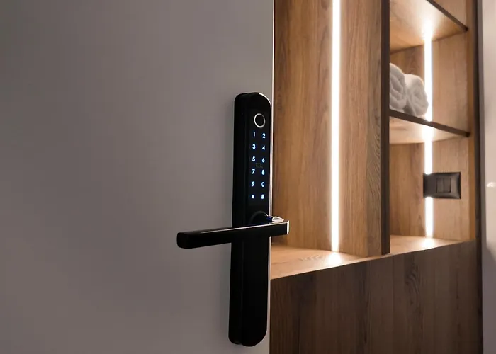 Fivenco - Private W King Bed Modern