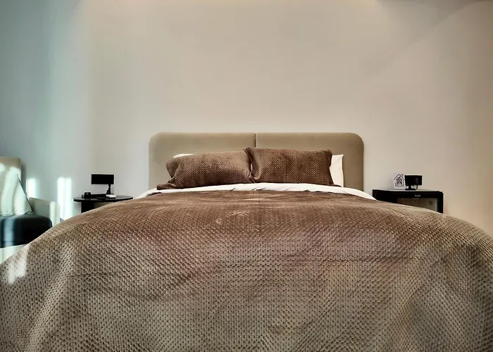 Fivenco - Private W King Bed Modern *