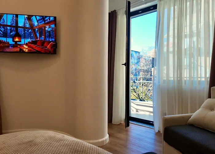 Fivenco - Private W King Bed Modern