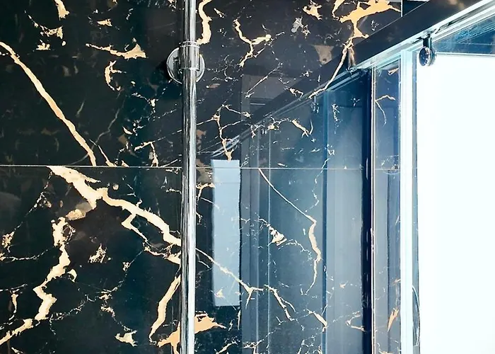 Fivenco - Private W King Bed Modern *