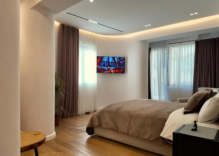 Fivenco - Private W King Bed Modern *