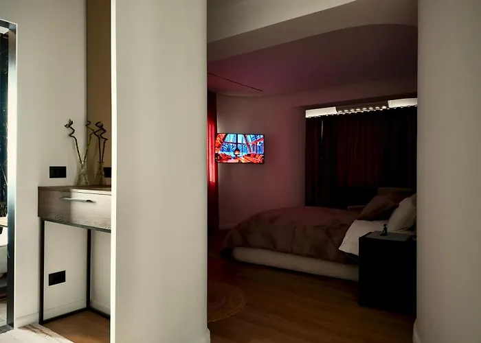 Fivenco - Private W King Bed Modern