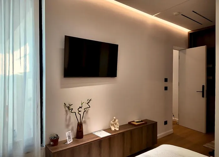 Fivenco - Private W King Bed Modern