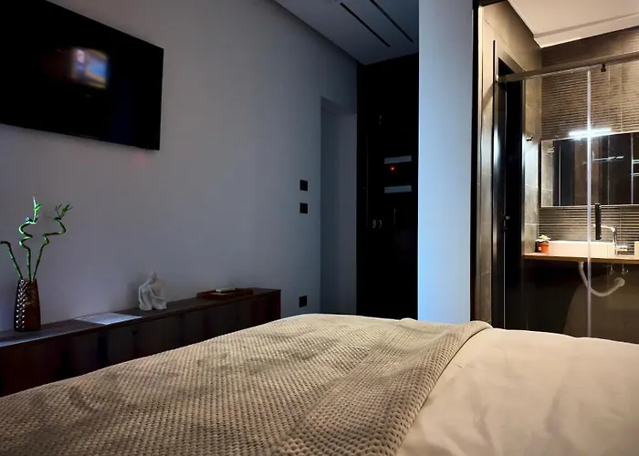 Fivenco - Private W King Bed Modern