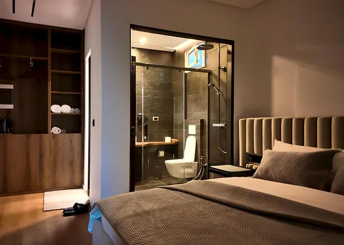 Fivenco - Private W King Bed Modern Apartament