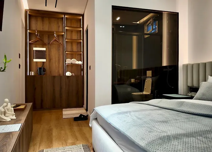 Fivenco - Private W King Bed Modern *