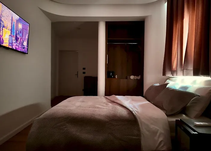 Appartement Fivenco - Private W King Bed Modern Tirana