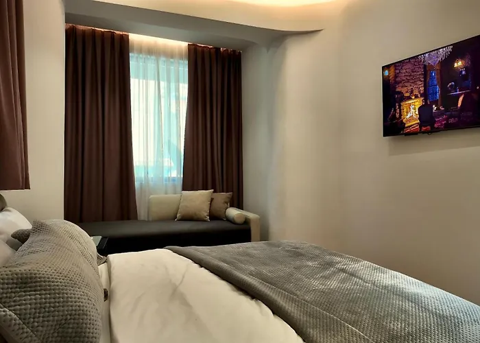 Fivenco - Private W King Bed Modern Appartement