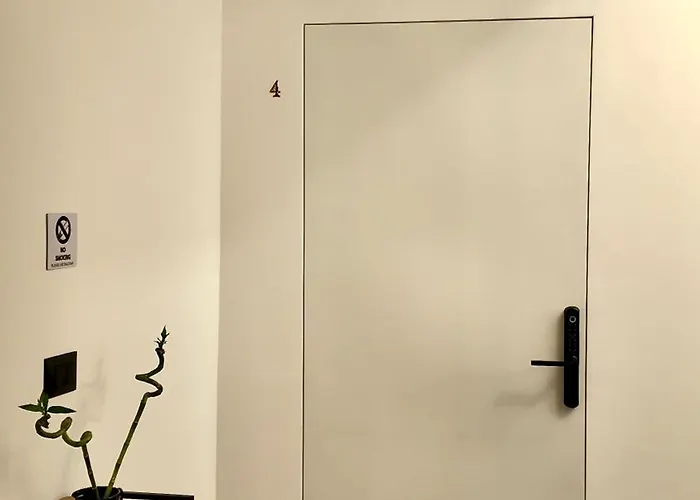 Fivenco - Private W King Bed Modern