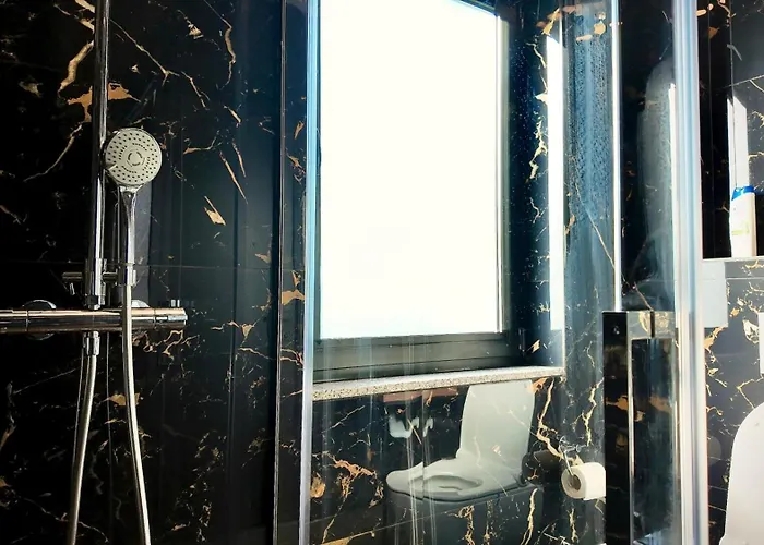 Fivenco - Private W King Bed Modern