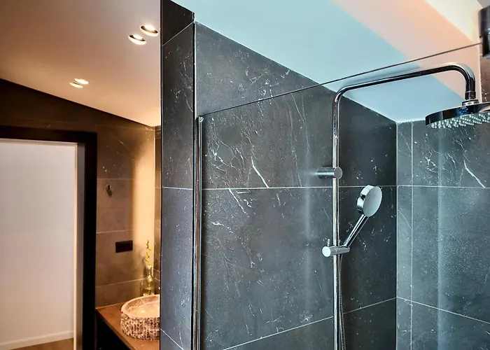 Fivenco - Private W King Bed Modern Appartement