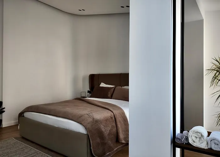 Fivenco - Private W King Bed Modern *