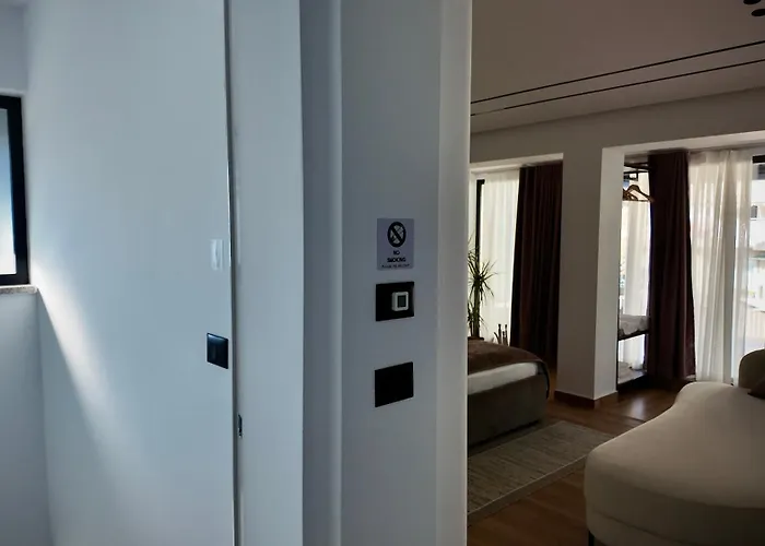 Fivenco - Private W King Bed Modern Appartement